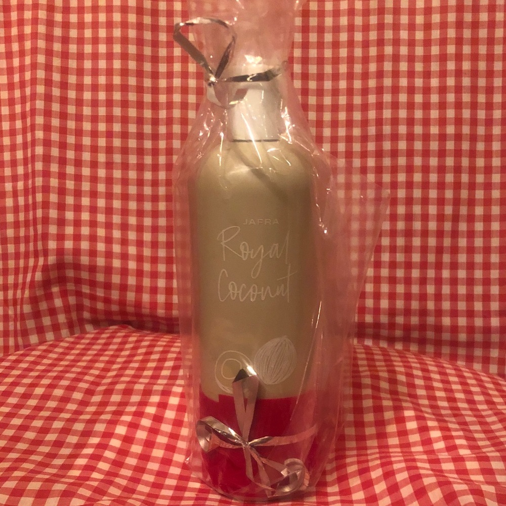 ‼️limited time only‼️
JAFRA Royal Coconut Lotion with Red and Cream Accents